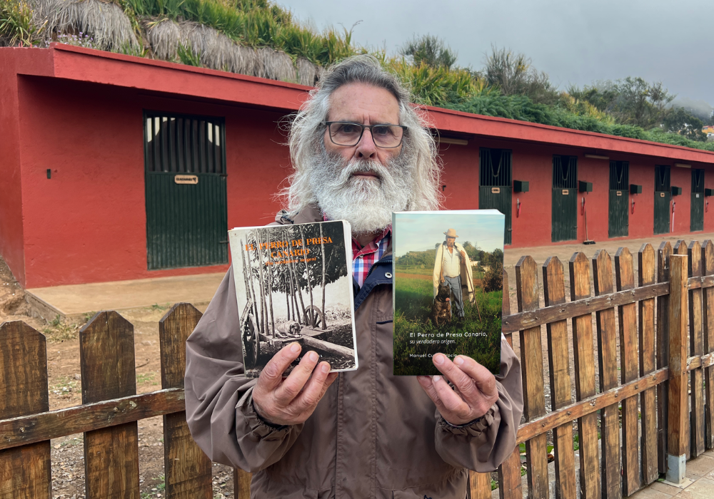 Manuel Curtó Gracia con el libro